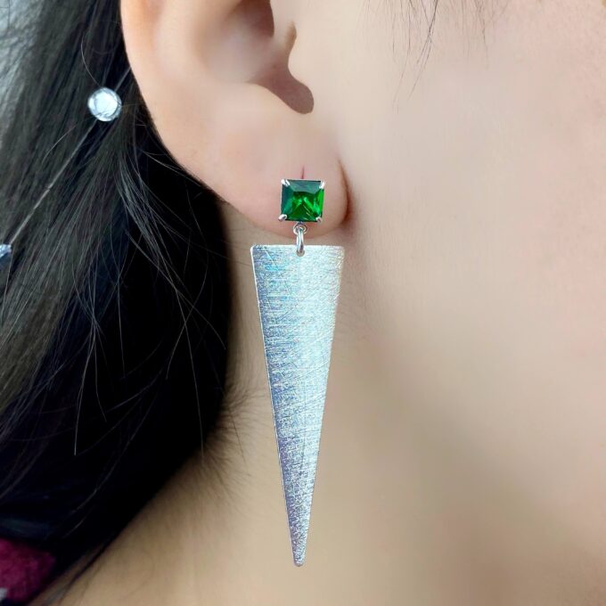 Brinco Triângulo Fosco Com Pedra Zircônia Verde Esmeralda Banhado a Prata 925
