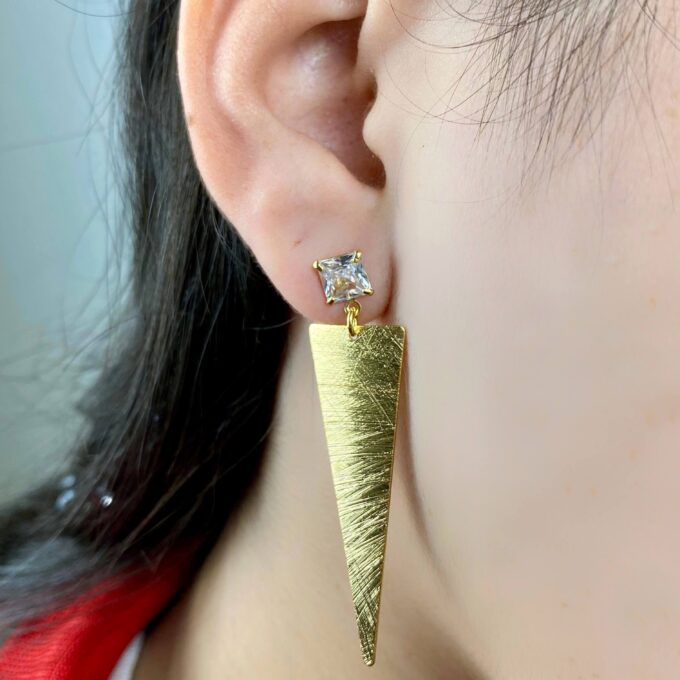 Brinco Triângulo Fosco Com Pedra Zircônia Cristal Banhado a Ouro 18k
