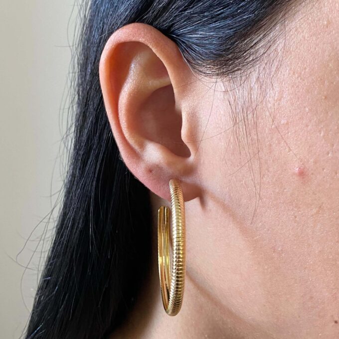 Brinco Argola Média Detalhada Banhado a Ouro 18k