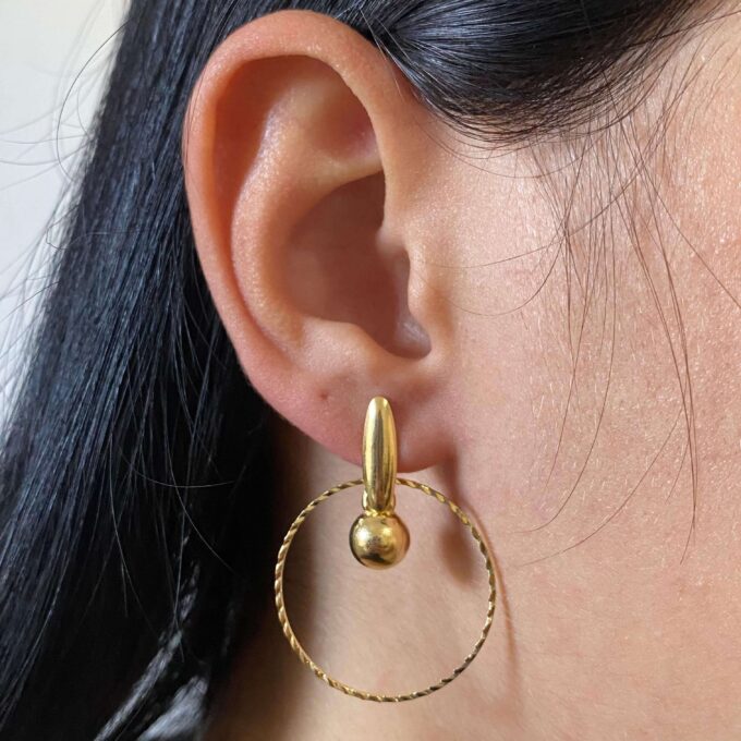 Brinco Circulo com Pingente Bola Banhado a Ouro 18k