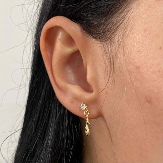 Brinco Pingente Cavalo Marinho Com Ponto De Luz Zirconia Cravejada Banhado a Ouro 18k