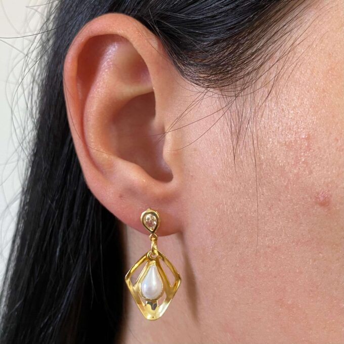 Brinco Oval Com Perola Zirconia Cravejada Banhado a Ouro 18k