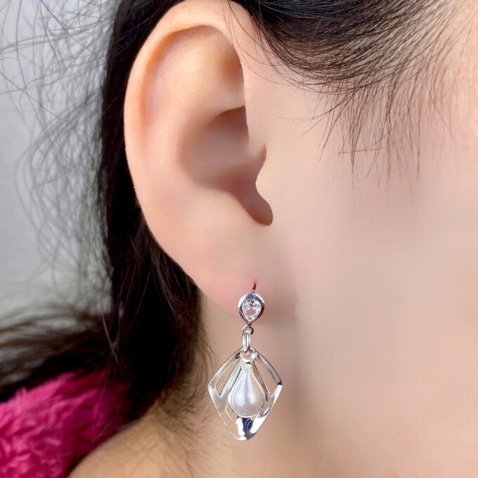 Brinco Oval Com Perola Zirconia Cravejada Banhado a Ouro 18k