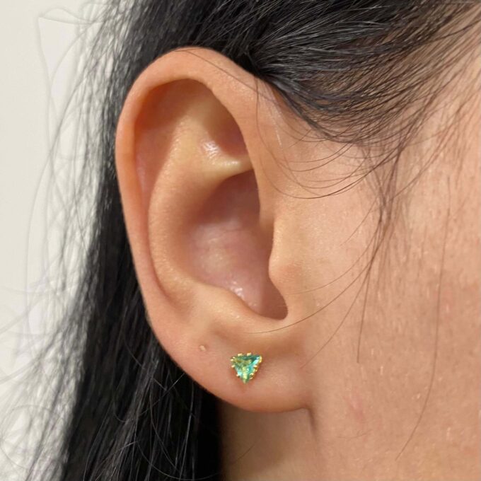 Brinco Ponto de Luz Triangular Verde Cravejado Banhado a Ouro 18k