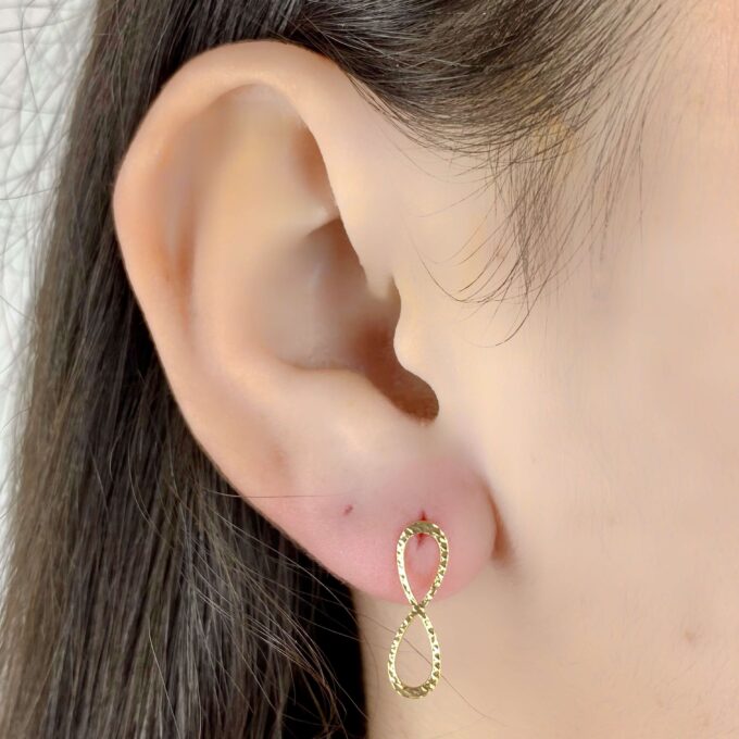 Brinco Símbolo Infinito Médio Banhado a Ouro 18k