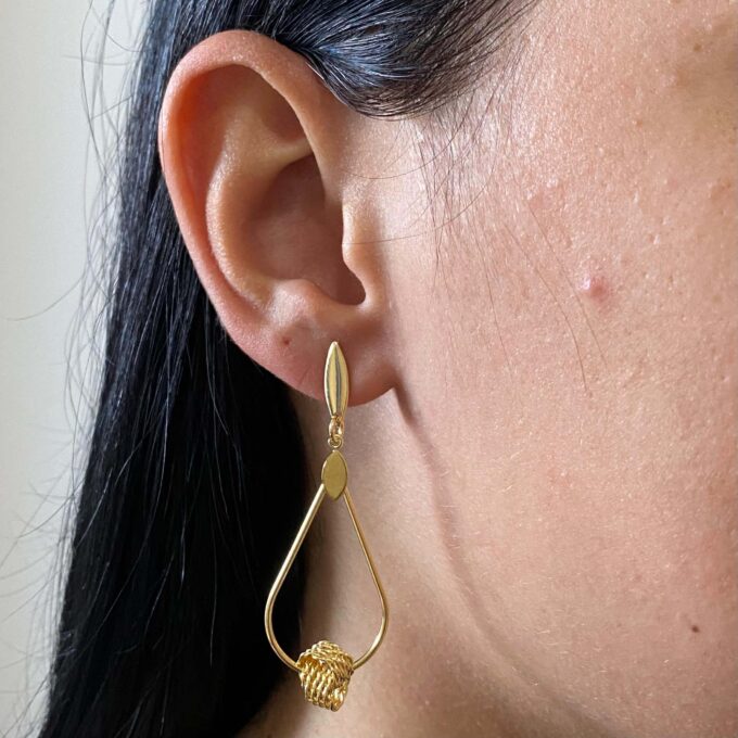 Brinco Gota Vazada Com Bola Interlaçada Banhado a Ouro 18k