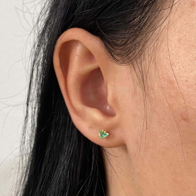 Brinco Ponto de Luz Triangular Verde Cravejado Banhado a Ouro 18k