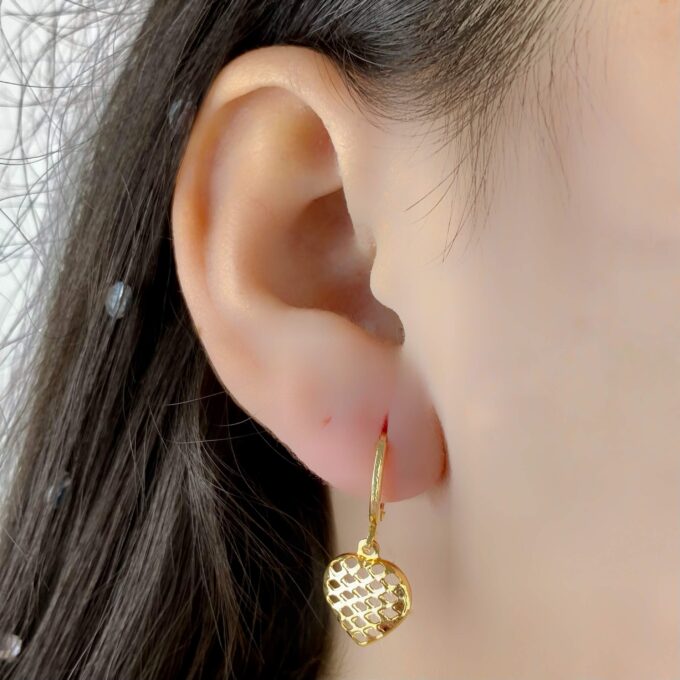 Brinco Argolinha com Pingente Coração Banhado a Ouro 18k