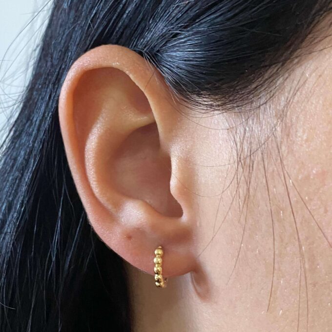 Brinco Argolinha com Bolinhas Banhado a Ouro 18k