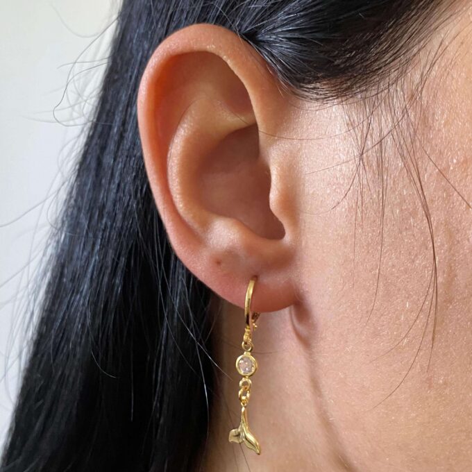 Brinco Argolinha calda Sereia Strass Banhado a Ouro 18k