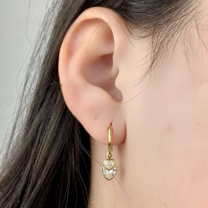 Brinco Argolinha Dois Corações Zirconia Banhado a Ouro 18k