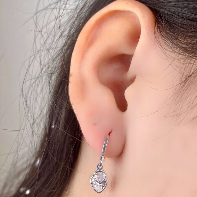 Brinco Argolinha Dois Corações Zirconia Banhado a Ouro 18k