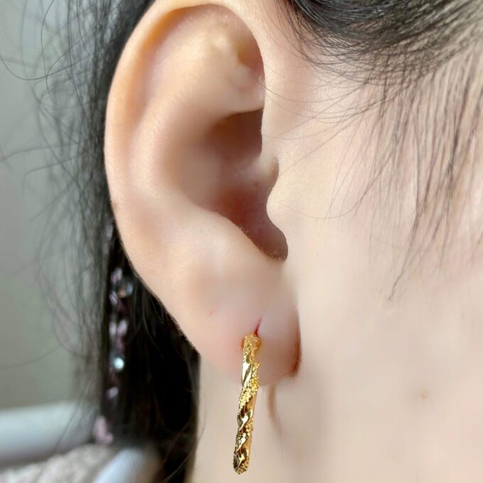 Brinco Argola Trançada Texturada Quadrada Banhado a Ouro 18k