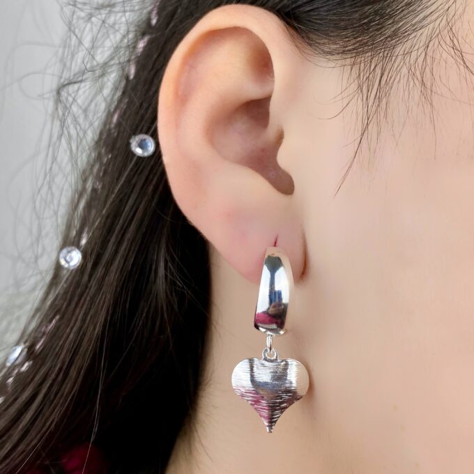 Brinco Argola Lisa Pingente Coração Texturizado Banhado a Ouro 18k