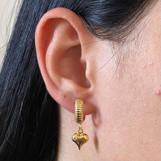 Brinco Argola Texturizada Com Pingente Coração Banhado a Ouro 18k