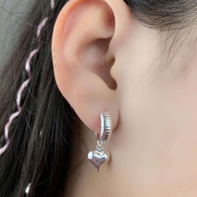 Brinco Argola Texturizada Com Pingente Coração Banhado a Ouro 18k