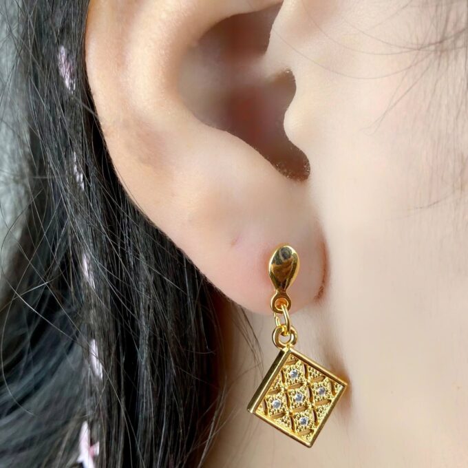 Brinco Quadrado Balanço Cravejado Banhado a Ouro 18k