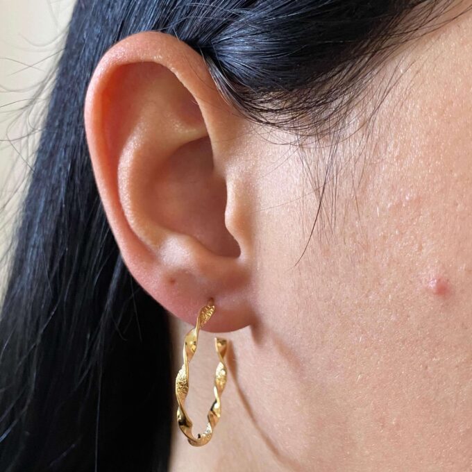 Brinco Meia Argola Ondulada Banhado a Ouro 18k
