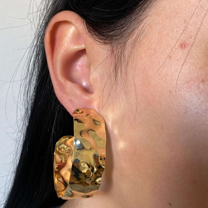 Brinco Meia Argola Martelada Banhado a Ouro 18k