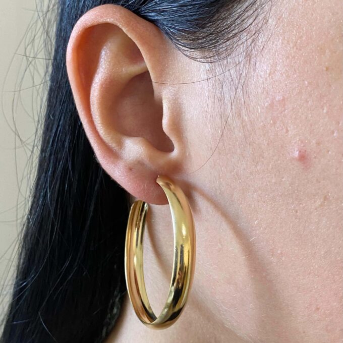 Brinco Meia Argola Lisa Arredondada Banhado a Ouro 18k