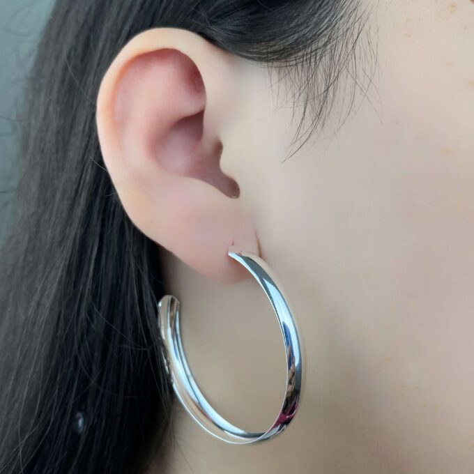 Brinco Meia Argola Lisa Arredondada Banhado a Ouro 18k
