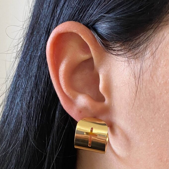 Brinco Meia Argola Cruz Crucifixo Banhado a Ouro 18k