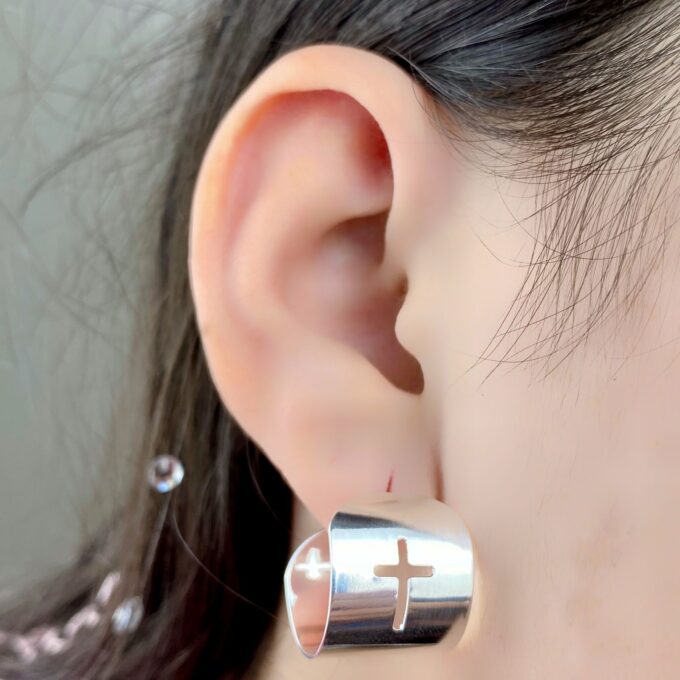 Brinco Meia Argola Cruz Crucifixo Banhado a Ouro 18k