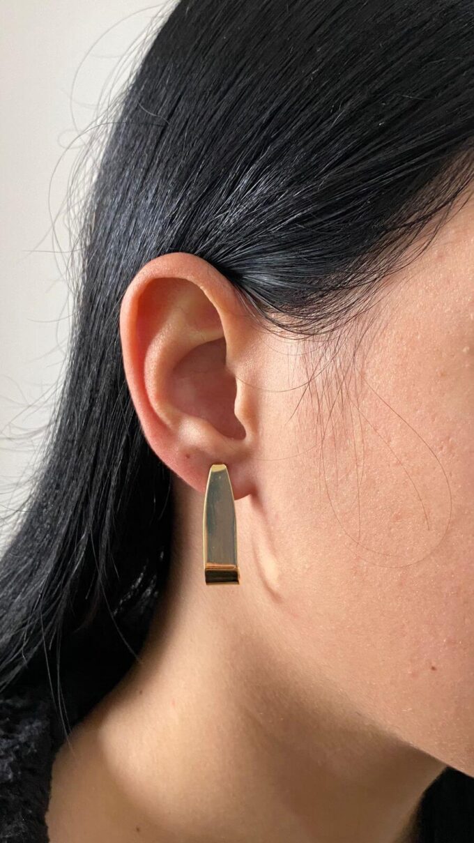 Brinco Meia Argola Lisa Chapa Banhado a Ouro 18k