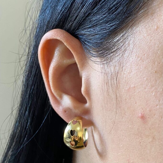 Brinco Meia Argola Coração Vazado Banhado a Ouro 18k