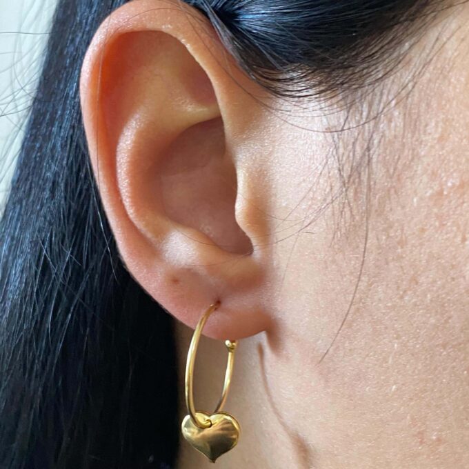 Brinco Meia Argola Coração Pingente Banhado a Ouro 18k