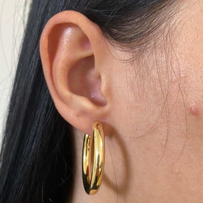 Brinco Meia Argola Arredondada Lisa Banhado a Ouro 18k