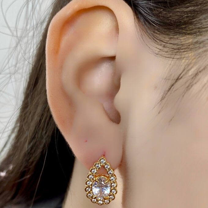 Brinco Gota Vazada Cravejado Zircônias Banhado a Ouro 18k