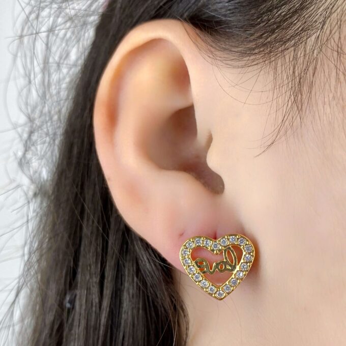 Brinco Coração Vazado Love Cravejado Zircônias Banhado a Ouro 18k