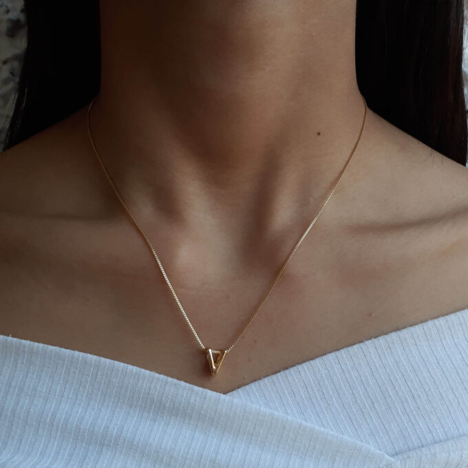 Colar Pingente Letra V Banhado a Ouro 18k