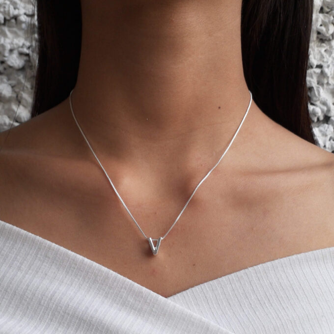 Colar Pingente Letra V Banhado a Ouro 18k