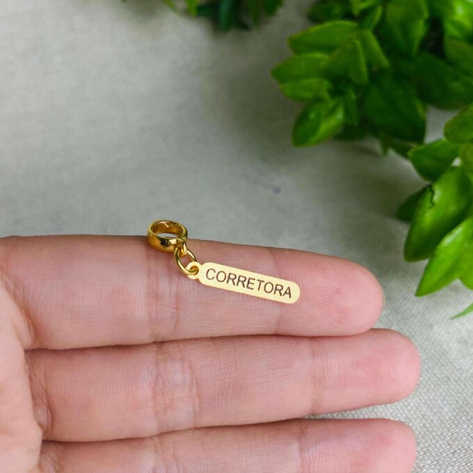Berloque Plaquinha Corretora Banhado a Ouro 18k