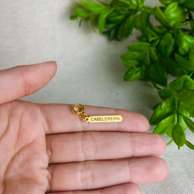 Berloque Plaquinha Cabeleireira Banhado a Ouro 18k