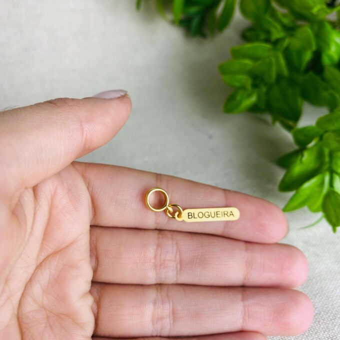 Berloque Plaquinha Blogueira Banhado a Ouro 18k