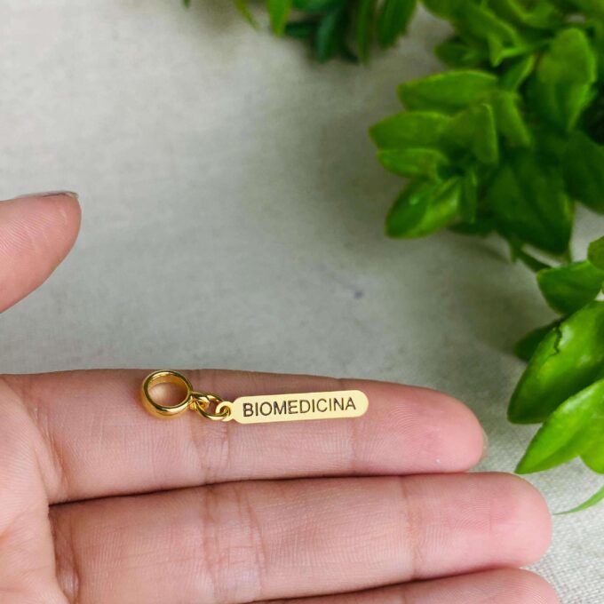 Berloque Plaquinha Biomedicina Banhado a Ouro 18k
