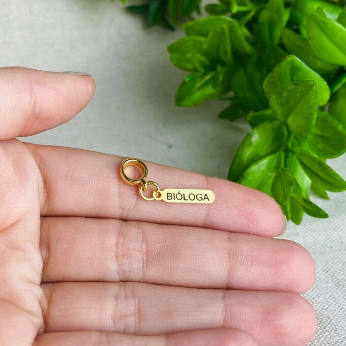 Berloque Plaquinha Bióloga Banhado a Ouro 18k