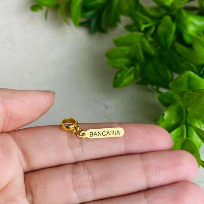 Berloque Plaquinha Bancária Banhado a Ouro 18k