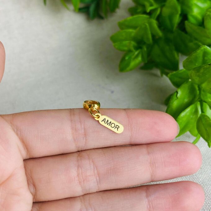 Berloque Plaquinha Amor Banhado a Ouro 18k