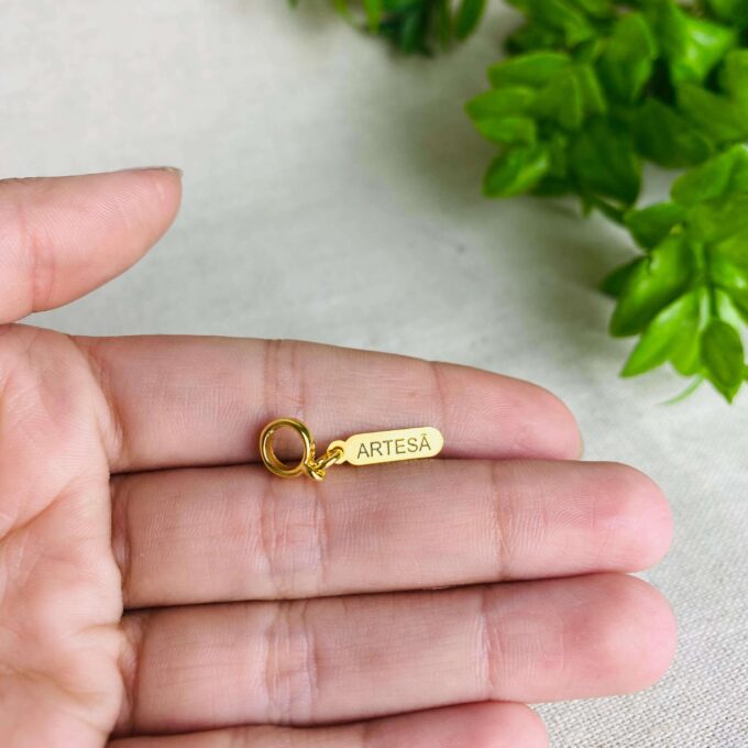 Berloque Plaquinha Artesã Banhado a Ouro 18k
