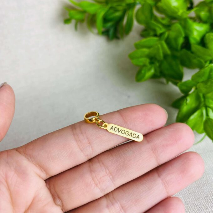 Berloque Plaquinha Advogada Banhado a Ouro 18k