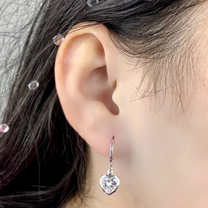Brinco Argolinha Coração Zirconia Banhado a Ouro 18k