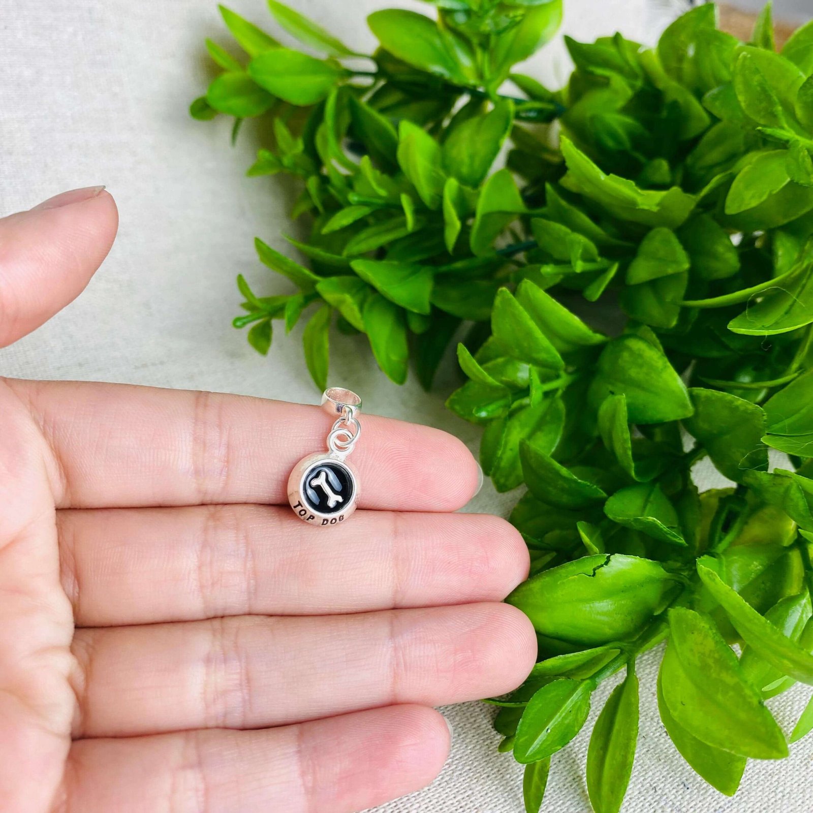 Berloque Comedouro Cachorro Banhado a Prata 925