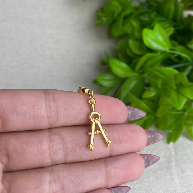 Berloque Compasso Banhado a Ouro 18k
