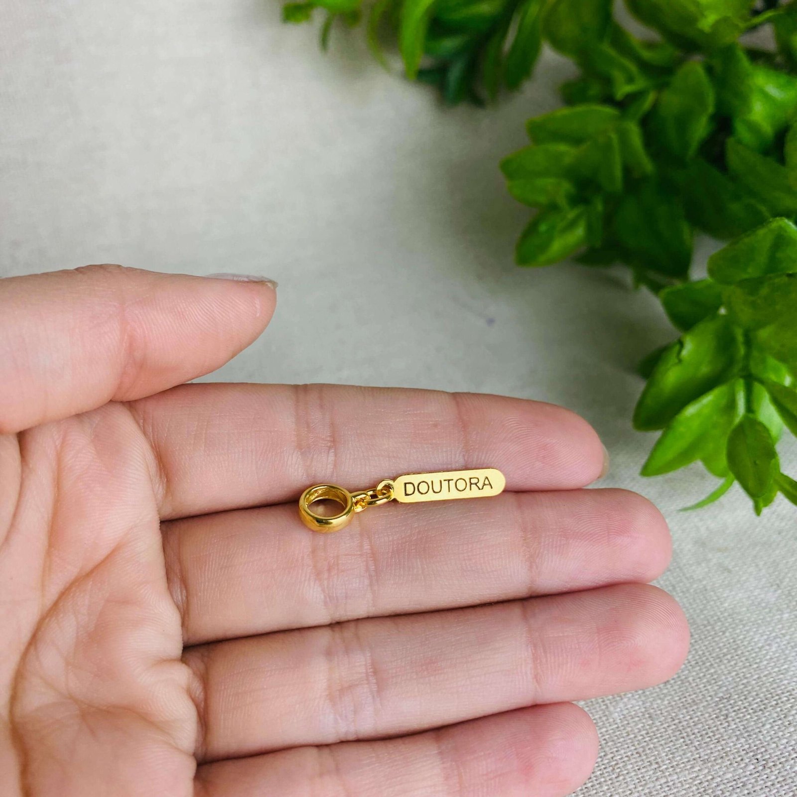 Berloque Plaquinha Doutora Banhado a Ouro 18k