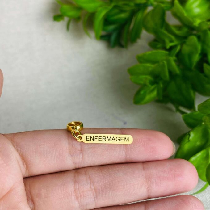 Berloque Plaquinha Enfermagem Banhado a Ouro 18k