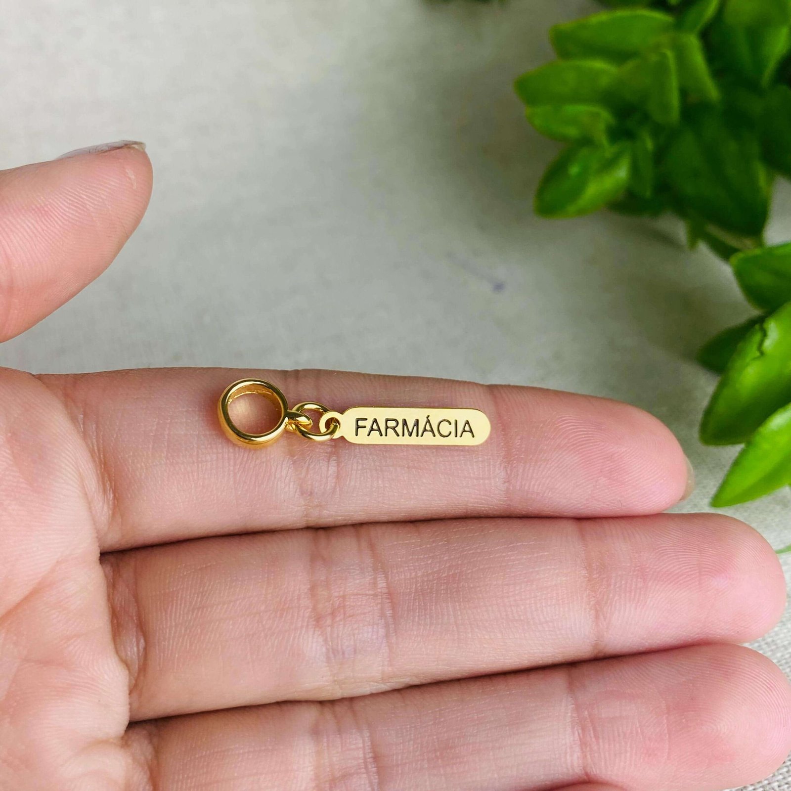 Berloque Plaquinha Farmácia Banhado a Ouro 18k